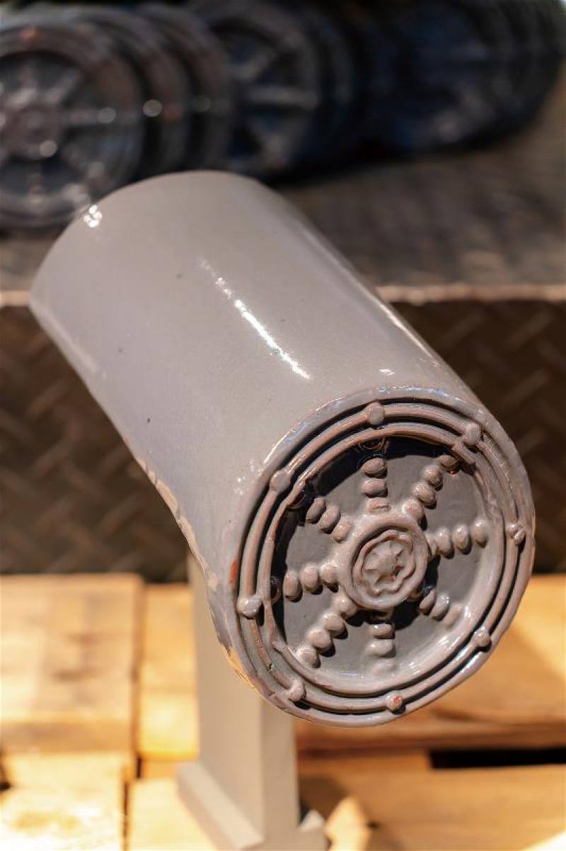 鶯歌陶瓷產業集結日用、衛浴、建築、藝術、工業等五大類，舉凡如日常使用的碗盤、屋頂上的琉璃瓦、絕緣用的礙子、馬桶等，都能在此看見