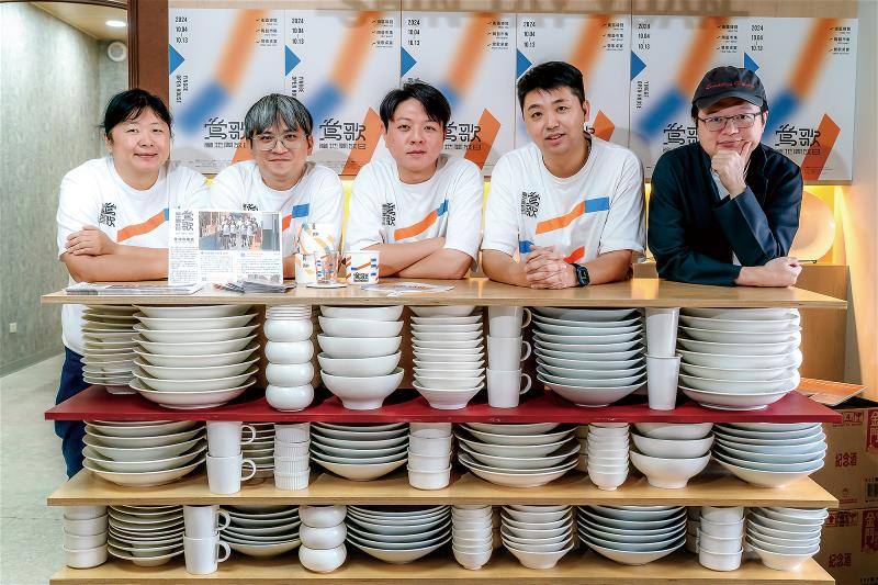 透過組成「陶次瓦代代合作會」，鶯歌陶瓷產業接班人們希望產業相互合作，代代傳承。左起：釉藥堂創辦人蔡美如及呂景輝、新太源第二代接班人王升、臺華窯營運長呂家瑋、傑作陶藝董事長特助許恕維