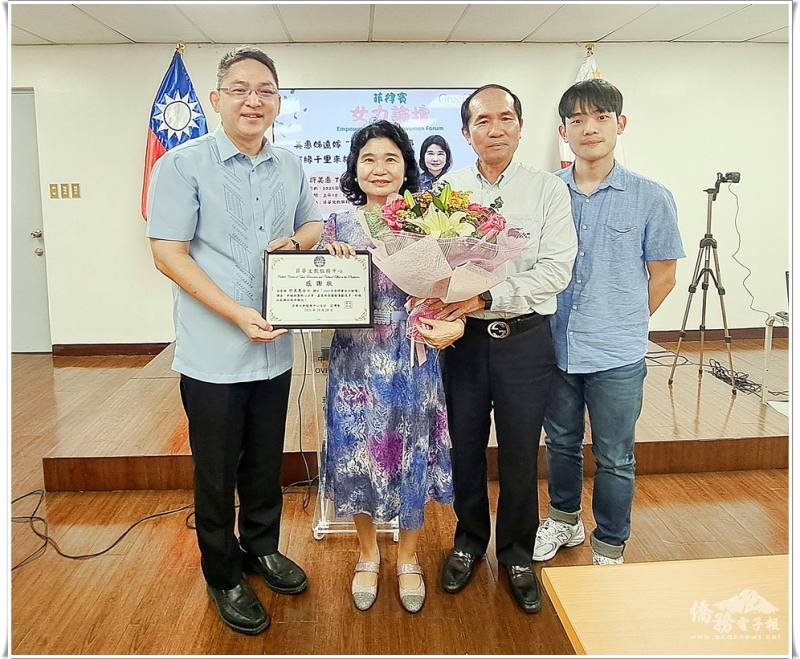 菲華文教中心主任莊博智(左1)頒贈感謝狀給主講人許美惠(左2)；夫婿僑務諮詢委員鄭國賓(右2)及公子鄭羽呈(右1)也同享珍貴時刻