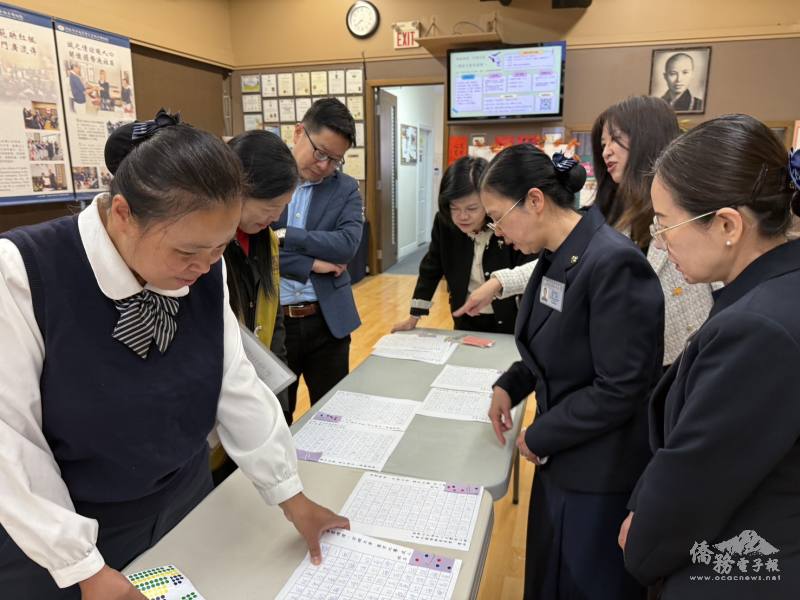 評審過程中，每位老師神情專注仔細審視評比參賽作品