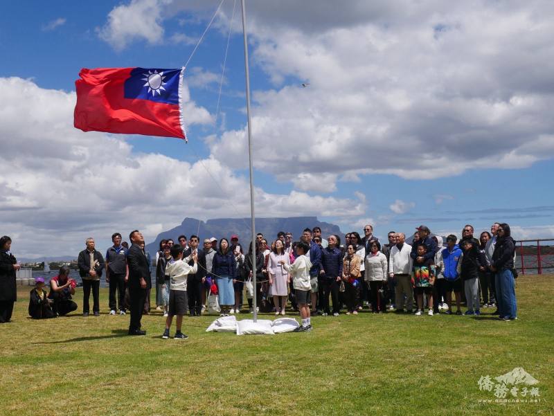 國旗在強風中冉冉升起