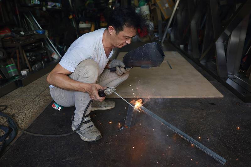 第二代回鄉的徐宏達，將鐵花窗藝術在藝術季呈現