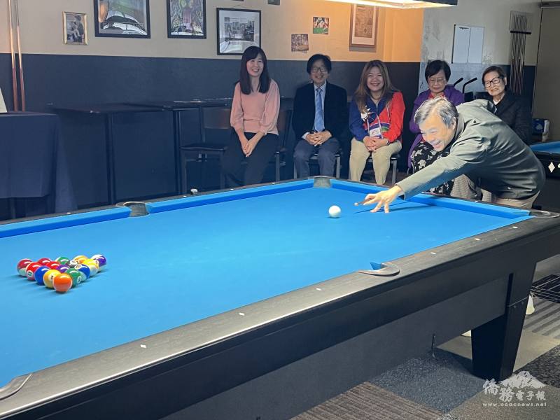 駐舊金山辦事處處長伍志翔為賽事開球