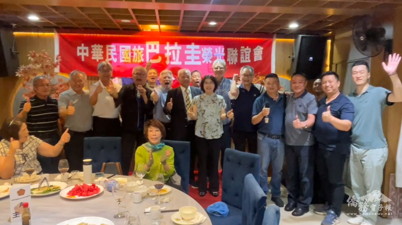 來賓們獻唱向榮民僑胞獻上祝福