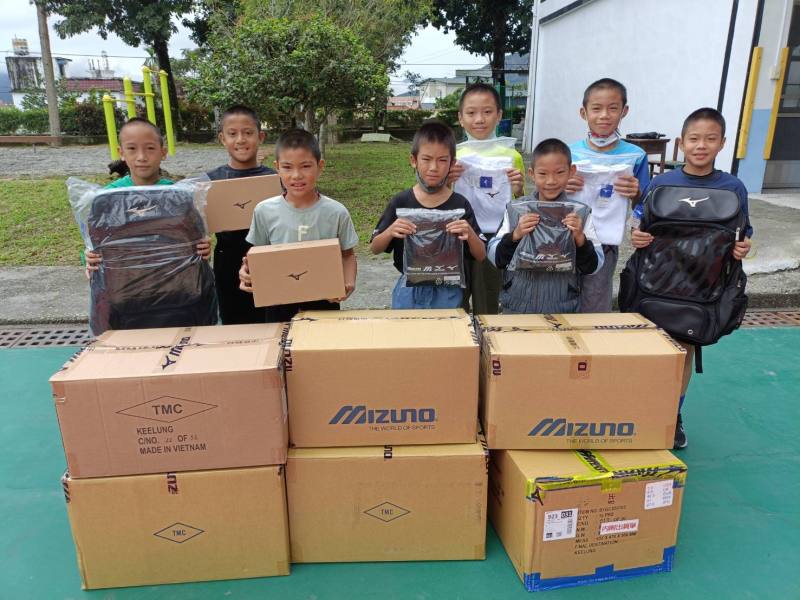 花蓮縣光復國小棒球隊選手獲得背包等物資