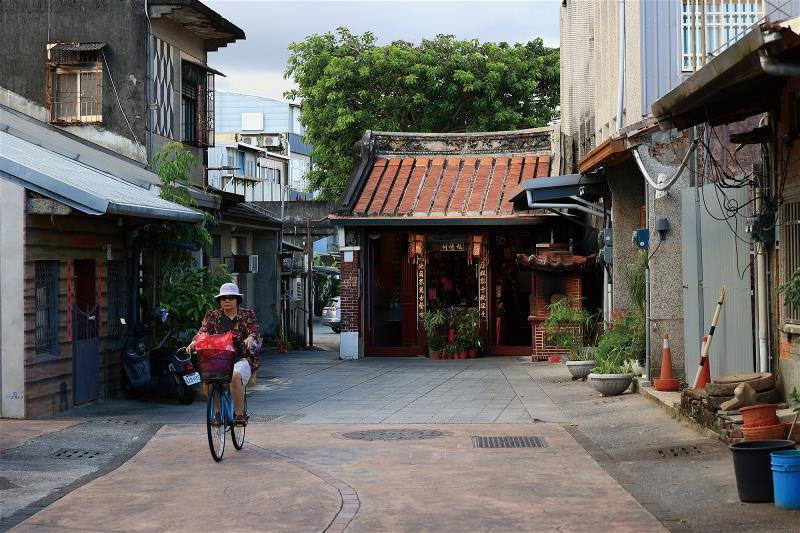 從北門福德祠到南門福德祠約600公尺的頭城老街，可見證昔日的繁華，但與其他老街不同的是，它沒有很商業化，還是維持原來的「過自己生活」的模樣