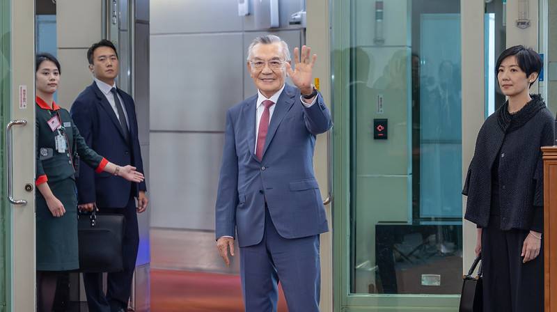 APEC領袖代表林信義啟程赴韓國出席年會