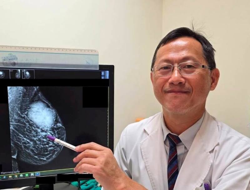 苗栗有婦人乳房有疼痛硬塊，就醫檢查並非乳癌，而是罕見肉癌，且腫瘤已近10公分大，增加治療困難度。大千綜合醫院外科部主任馮啟彥（圖）29日提醒，身體有異狀，務必儘早就醫。（大千綜合醫院提供）