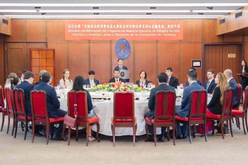 外交部常務次長葛葆萱於歡迎淡江大學「全球政治經濟學系亞太與拉美研究數位學習碩士在職專班」新生午宴致詞