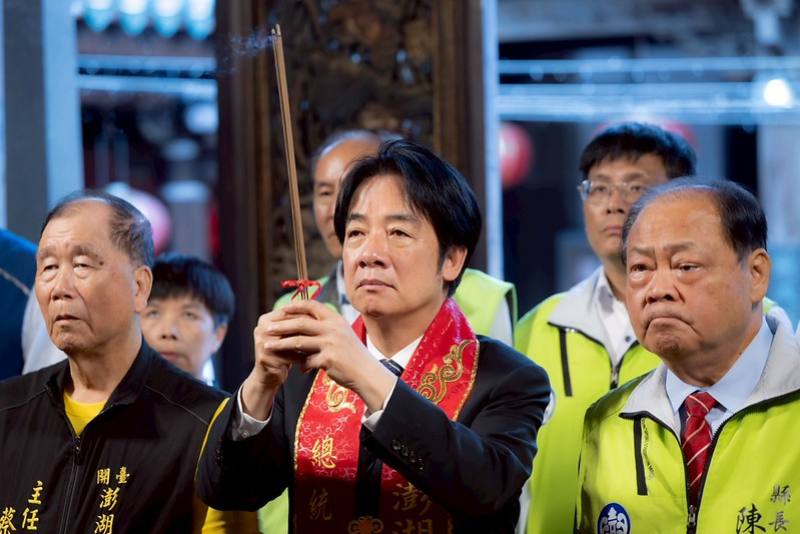 賴清德總統28日下午先後前往「澎湖天后宮」及「澎湖馬公城隍廟」參香祈福，並分別揭匾「海慶安瀾」與「厚德孚佑」