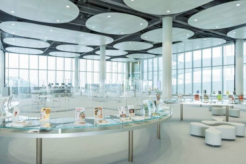 全台首座由美術館與圖書館共構的台中綠美圖，28日起展開試營運。圖為台中市立圖書館大廳。（台中市立圖書館提供）