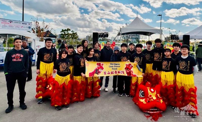 底特律外國語言學區督導 Sean Gorden （中）特別攜子（左）觀賞演出，他讚許密西根舞獅隊為底特律帶來多元文化（謝雅玲攝影）
