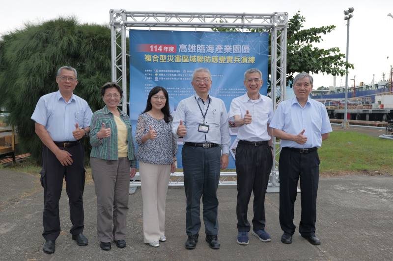 Mr. Hsu Chung-Li (second from right), D1ivision Chief of the BIP, takes a group photo with guests participating in the drill.