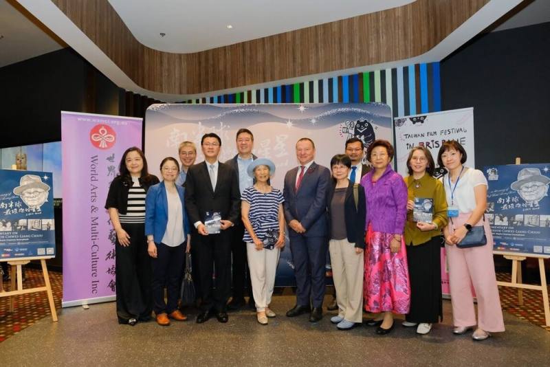 布里斯本台灣影展25日登場，主打作品為講述旅澳學者、前總統府國策顧問邱垂亮生平的紀錄片「南半球最璀璨的星星」，邱垂亮遺孀林月琴（前排左4）親自出席影展。前昆士蘭州眾議員皮雷特（前排右5）表示，邱垂亮是宣揚自由價值的「布道者」。（布里斯本台灣影展提供）