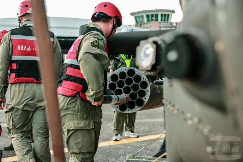 官兵實施彈藥掛載及各項射擊前整備。（青年日報提供）