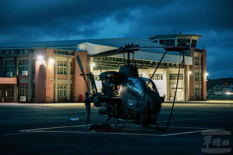 清晨拂曉，官兵機動至停機坪檢查各機組件狀況。（青年日報提供）
