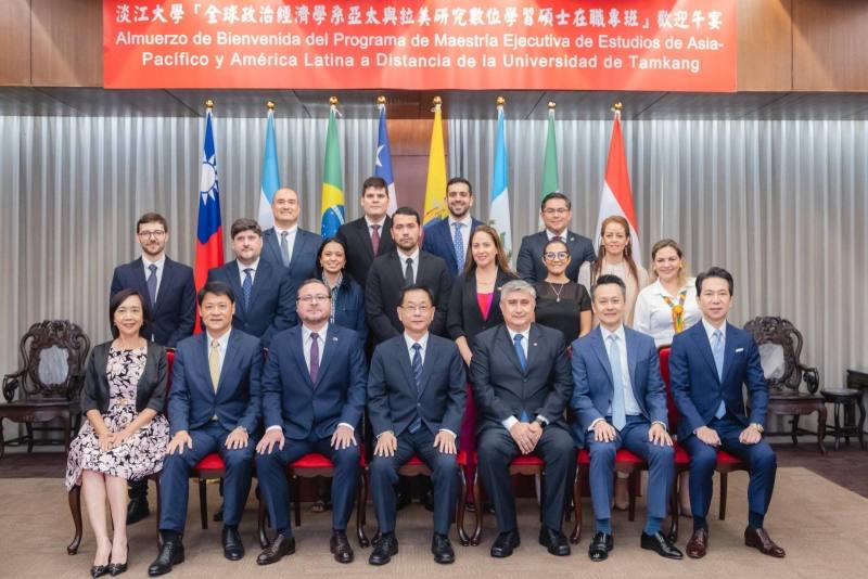 外交部常務次長葛葆萱與淡江大學「全球政治經濟學系亞太與拉美研究數位學習碩士在職專班」新生、淡江大學副校長陳小雀及友邦駐台官員合影