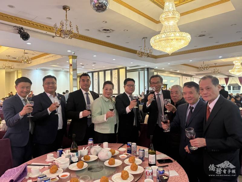 梁毅鵬(右4)介紹臺商會會長張銓中(左2)、臺灣商會會長楊家潤(左3)及加台經貿文化交流協會會長莊博雄(左1)，期待未來與龍岡攜手推動僑商參與及主流文化活動