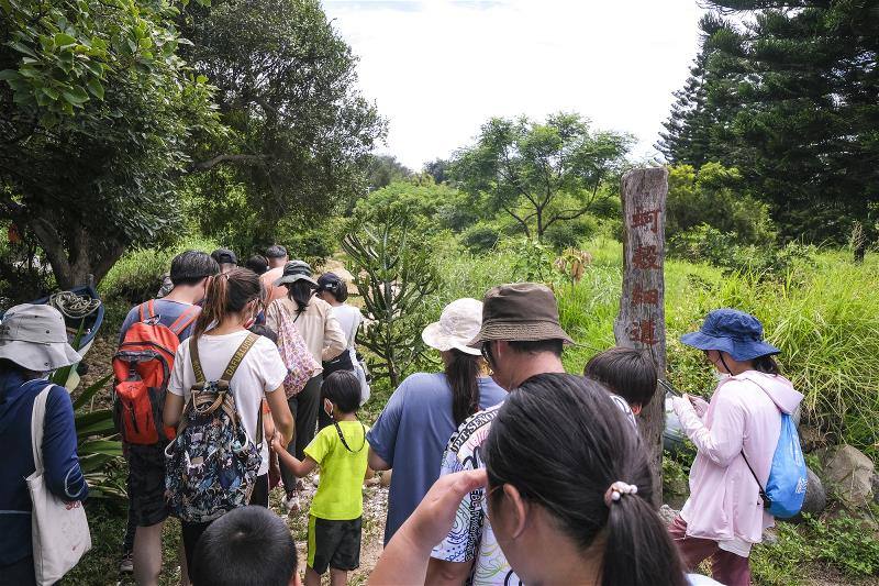 民眾在新屋的蚵殼細道認識濱海植物