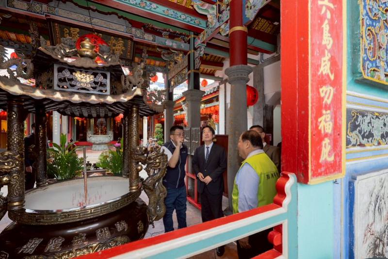 總統前往「澎湖馬公城隍廟」參香祈福