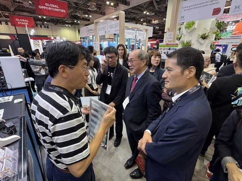 新加坡科技創新週29日登場。駐新加坡副代表吳文齡（右2）、駐新加坡代表處經濟組長吳文忠（右1）等人到台灣館與業者互動。