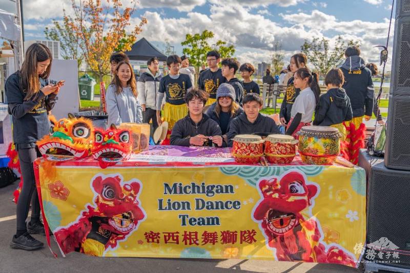 文化舞獅首次設置對外募款攤位，學生與家長共同販售舞獅胸針、甜甜圈等義賣品，學習市場行銷、銷售、會計與公共服務精神，許多民眾以實際捐款支持學生文化團體發展。（Laurie Lee攝影）