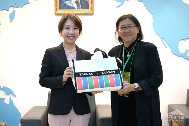 李姸慧致贈紀念品予團長葉芸青