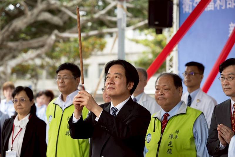 總統與現場貴賓一同進行祈福動土儀式