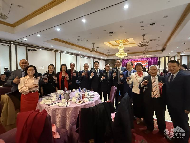 駐多倫多辦事處處長梁毅鵬(左5)與安省中華總會館亦由共同主席林樹榮(右6)與徐月秋(右3)率領團隊等10位僑胞受邀出席