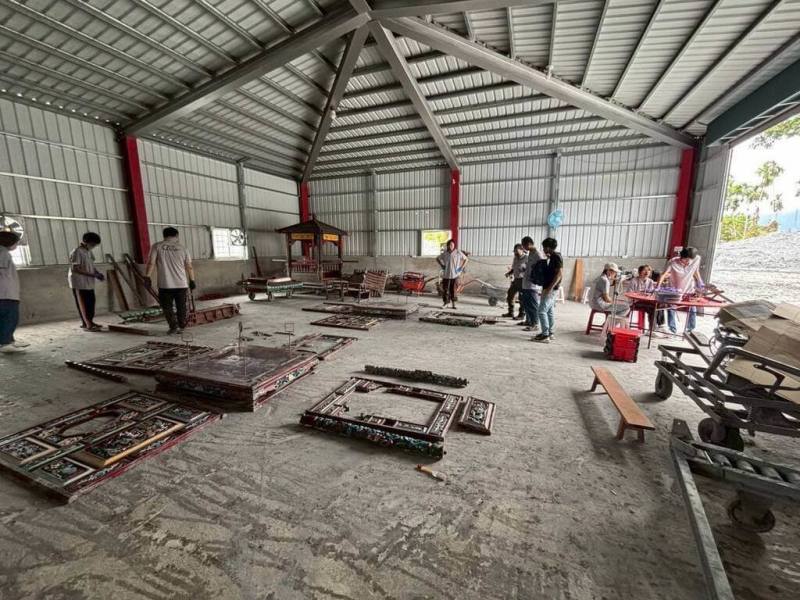 馬太鞍溪堰塞湖溢流釀災，位於花蓮光復鄉的保安寺文物受泥水浸蝕，在保安寺庫房中發現災後大量受損的文物。（台灣文物保存協會提供）