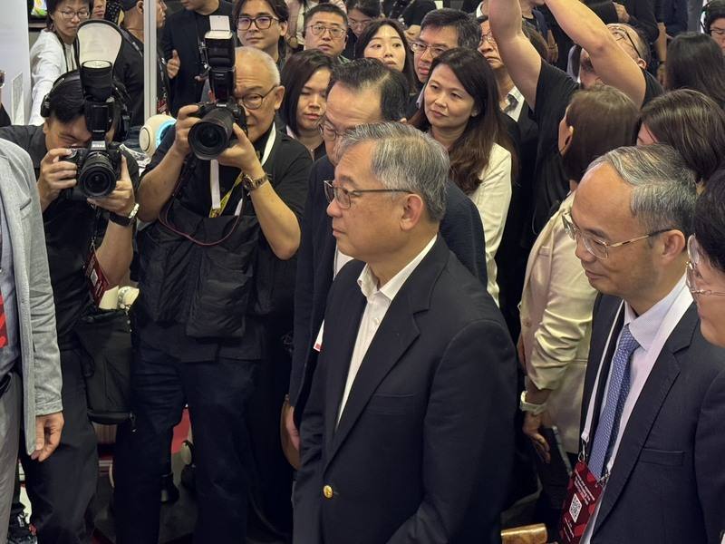 新加坡科技創新週登場，吸引來自世界各地的新創領域人士。新加坡副總理顏金勇（中）到場與業者互動。