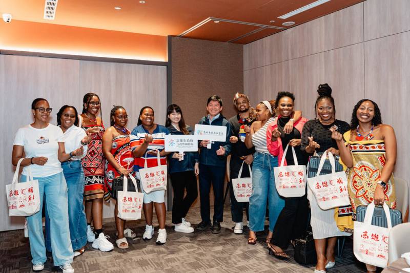 高雄引進來自友邦史瓦帝尼的英語教師邁入第2年，其中9名教師主動選擇續留任教。（高雄市行政暨國際處提供）