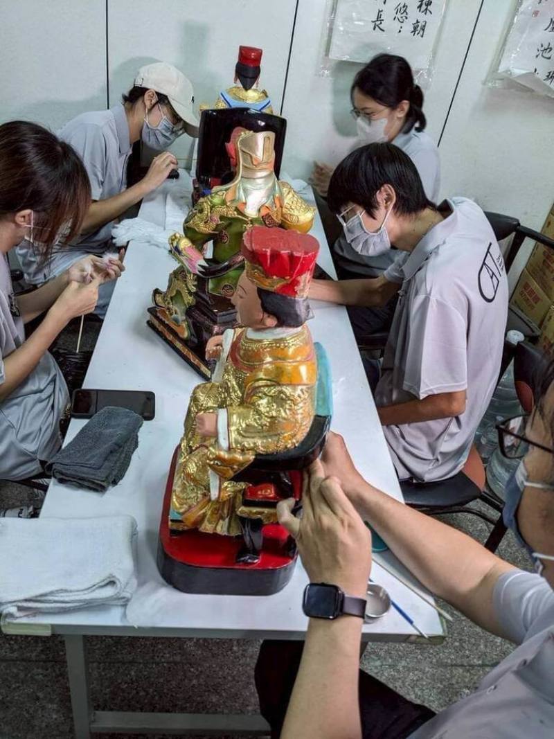 馬太鞍溪堰塞湖溢流釀災，位於花蓮光復鄉的保安寺文物受泥水浸蝕，台師大文保中心參與文物搶救工作，圖為文物志工團隊為神像進行細部清潔與加固。（台灣文物保存協會提供）