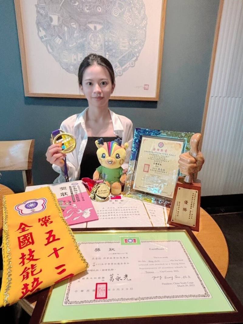 台南應用科技大學服飾設計管理系學生兵姿怡從小在阿嬤身邊幫忙穿針引線，對服裝產生濃厚興趣，持續精進手藝的她，在全國技能競賽奪冠，未來將朝服裝設計師的夢想前進。（技專招生總辦提供）