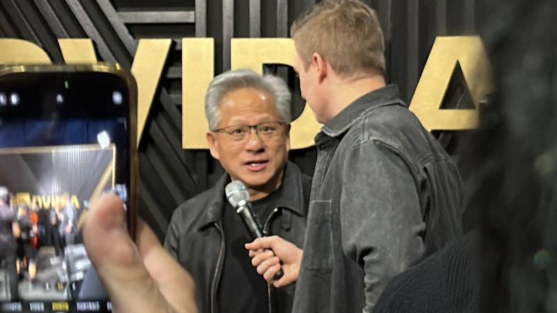 AI晶片大廠輝達執行長黃仁勳（中）28日於華府GTC技術大會宣布與美國能源部及芬蘭電信設備大廠諾基亞的合作