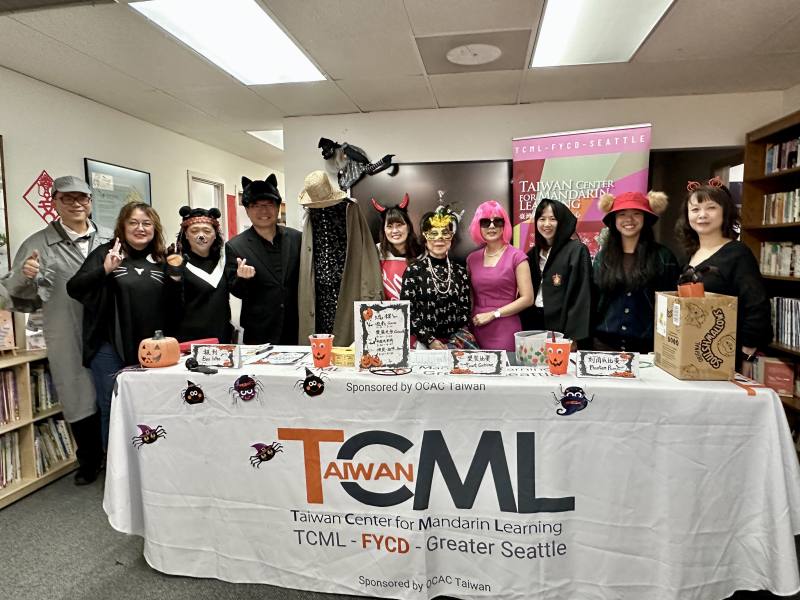 Director Wang, President Lin, judges, and event staff gather for a group photo.