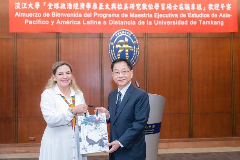 厄瓜多籍新生Lia Molina代表全體學員接受外交部常務次長葛葆萱致贈禮品