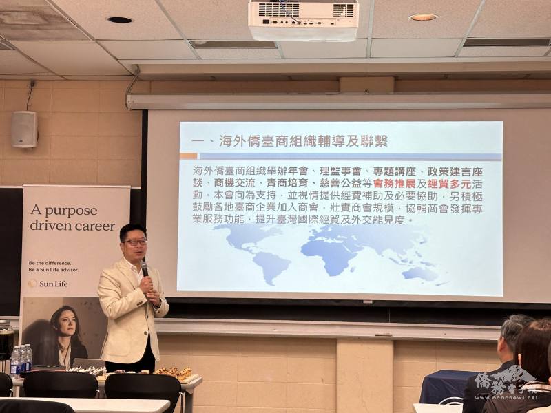 多倫多文教中心主任藍柏青介紹僑臺商服務資源，鼓勵青商成員回臺參訪交流與鼓勵民眾踴躍申辦「i僑卡」