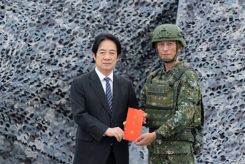 總統頒發加菜金慰勉官兵辛勞