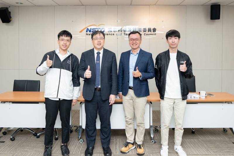 在國科會補助支持下，國立臺灣大學電機系王鈺強教授團隊推出面向生成式模型的「概念抹除」技術-Receler。Receler可在不重新訓練整個生成式模型的前提下，精準切斷模型對特定高風險概念的聯想與表現能力（如血腥暴力、深偽換臉、特定藝術家或品牌風格）。左2為國科會工程處洪樂文處長、左3為國立臺灣大學電機系王鈺強教授