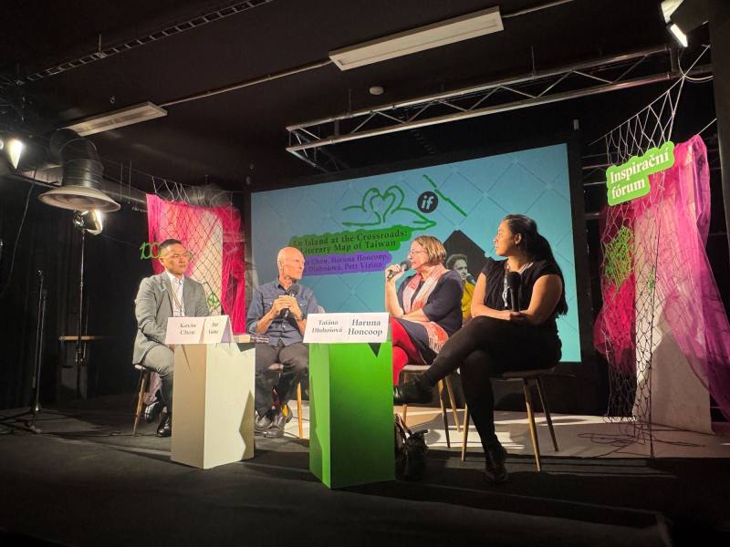 《十字路口的島嶼：臺灣文學地圖》新書發表會，現場由主編路丹妮（右2）介紹選集編輯構想與臺灣文學特色，並與作家陳思宏（左1）、主持人Petr_Vizina（左2）、導演Haruna_Honcoop（右1）共同對談交流。（駐捷克代表處文化組提供）