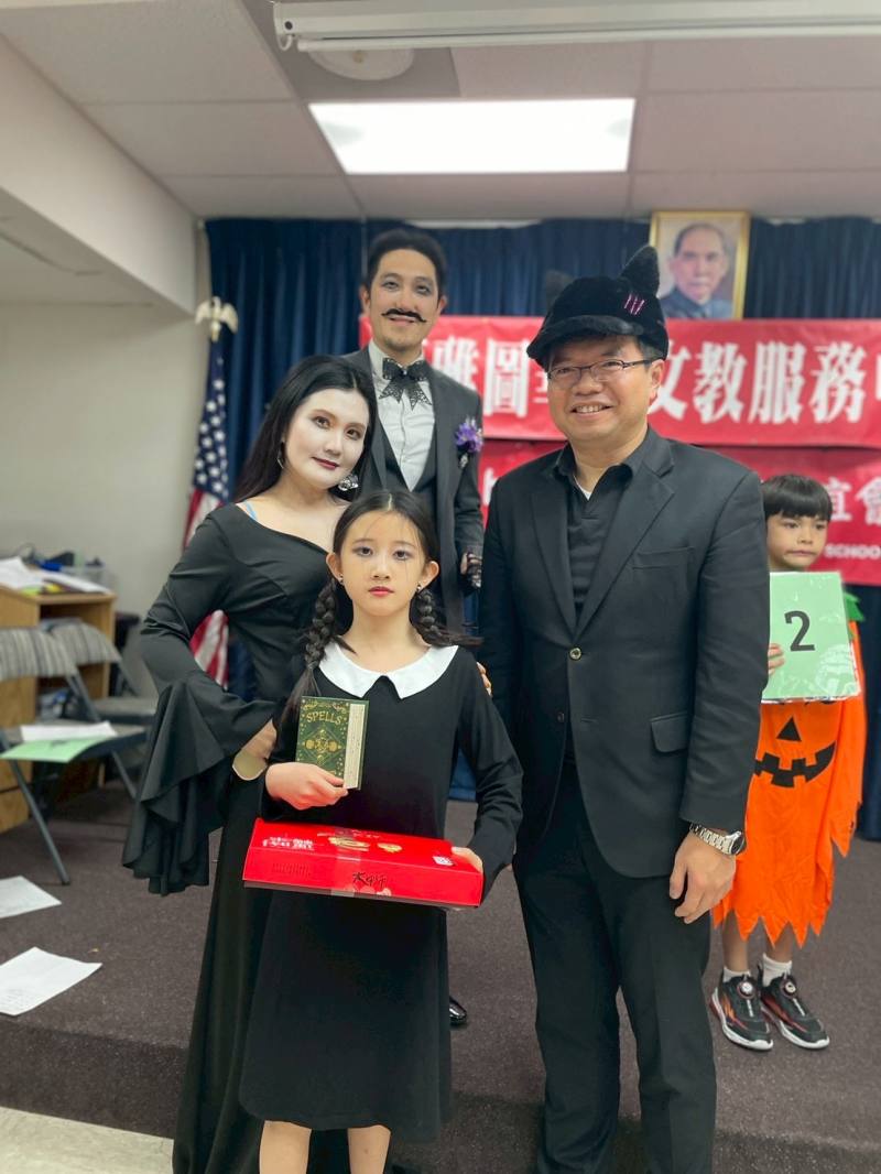 Director Wang presents the “Most Popular Award” to *The Addams Family*.