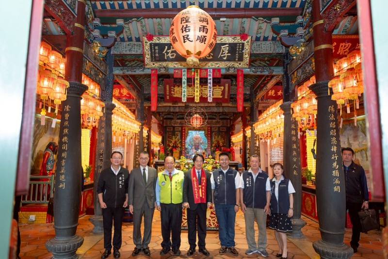 總統前往「澎湖馬公城隍廟」參香祈福並合影