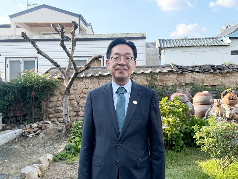 駐韓國台北代表部釜山辦事處處長郭承凱認為韓國女團BLACKPINK兼容、開放的精神值得學習，期許台韓深化合作。