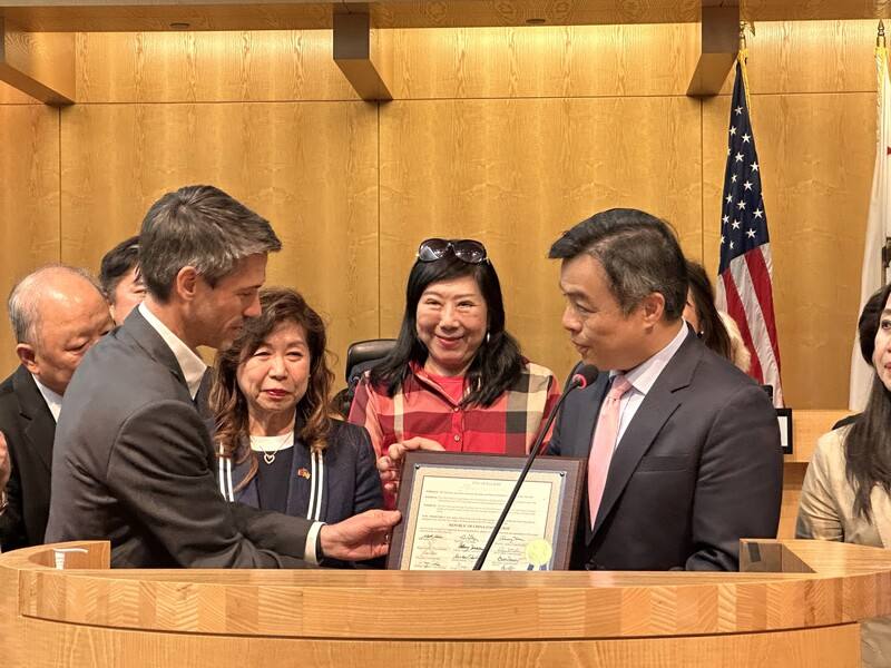 美國矽谷大城聖荷西市長馬漢（左）宣告「中華民國台灣日」，頒布賀狀給駐舊金山辦事處長伍志翔