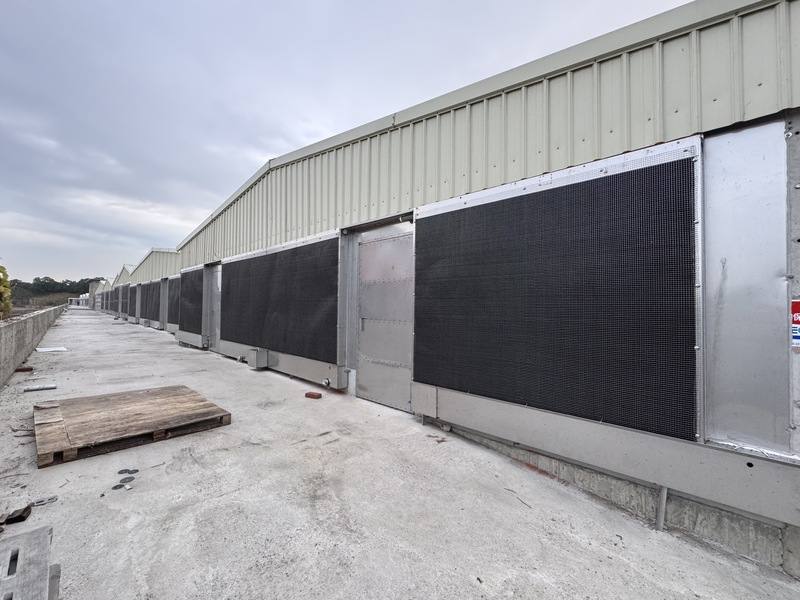 為讓產業永續發展，「農場晃晃」斥資千萬元改建傳統豬舍，新式豬舍採用水簾式智慧化的密閉豬舍，且使用自動化飼料系統和中央空調等設備，該場為一貫式生產模式，尚在興建中。