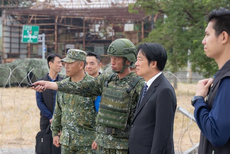 賴清德總統28日上午前往嘉義視導陸勝1號操演部隊，實地了解國軍戰備訓練情形