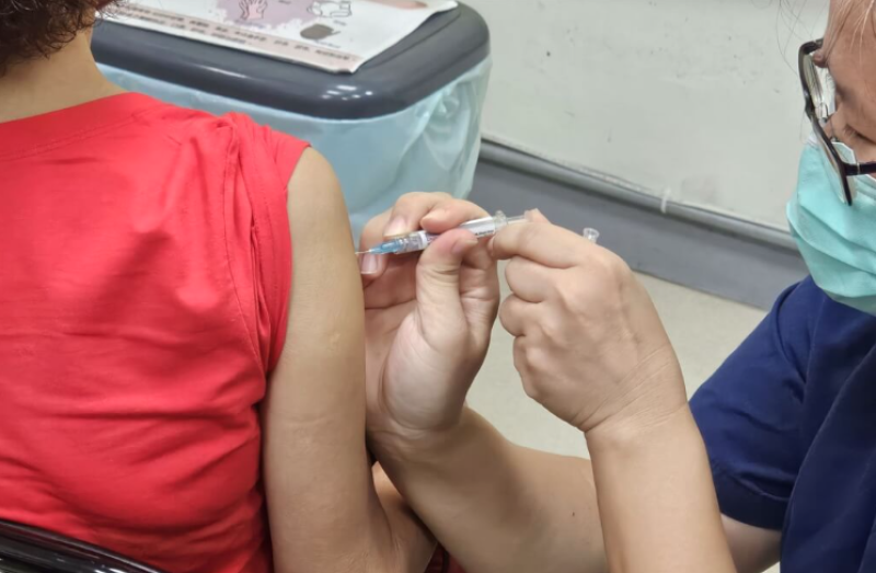 圖為醫護幫民眾施打疫苗。（中央社檔案照片）