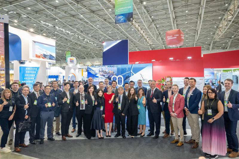 台灣國際風力能源展英國館29日開幕，英國駐台代表包瓊郁（Ruth Bradley-Jones，紅衣者）與參展單位合影。（英國在台辦事處提供）