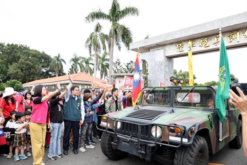 駐守台南市永康區73年的陸軍砲兵學校（永康砲校）將正式遷駐關廟區，30日完成最後一趟搬遷作業，台南市長黃偉哲（左3）也到場歡送祝福。（台南市政府提供）